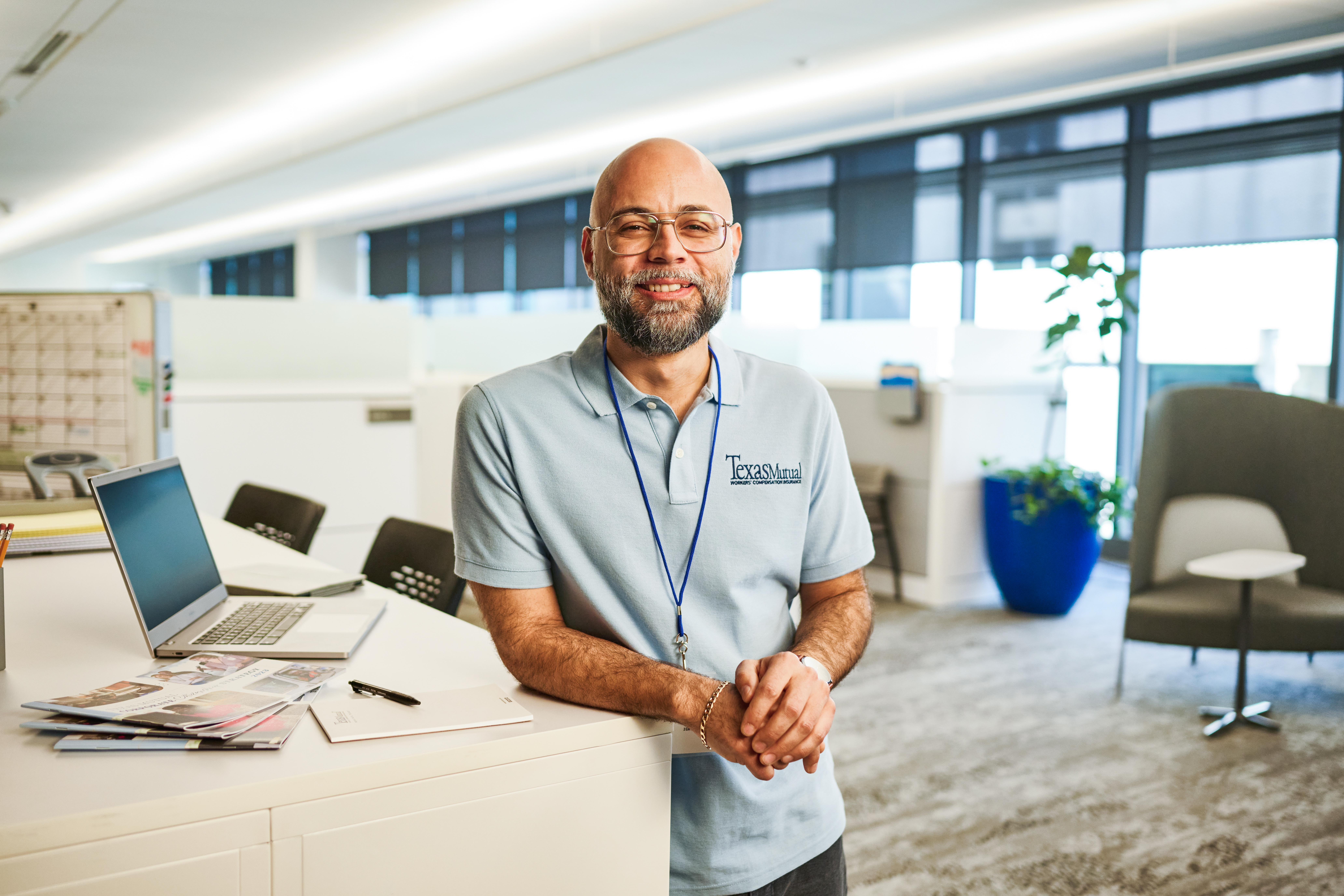 Un retrato de un empleado de Texas Mutual en las oficinas centrales de Texas Mutual.