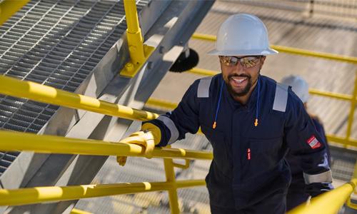 Trabajador petroquÃ­mico trabajando en una planta de glicol propileno.